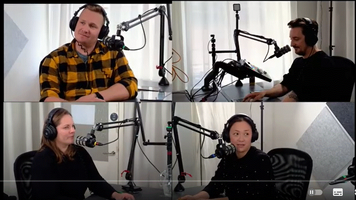 Fyra personer med mikrofoner